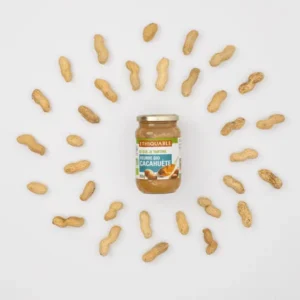 Animation stop-motion : cacahuètes qui bougent, fond clair, snack healthy, création ludique