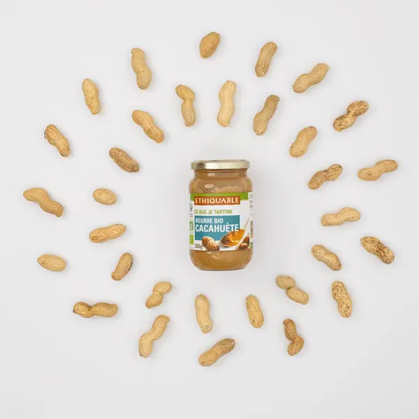 Animation stop-motion : cacahuètes qui bougent, fond clair, snack healthy, création ludique