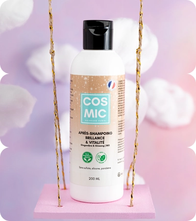 Après-shampoing Cosmic brillance et vitalité, balançoire rose et or, bokeh pastel, ambiance douce