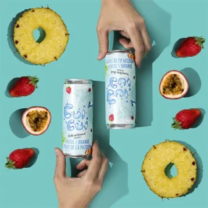 Photo produit boisson fraîche artisanale, fraise ananas passion, fruits coupés, fond bleu cyan