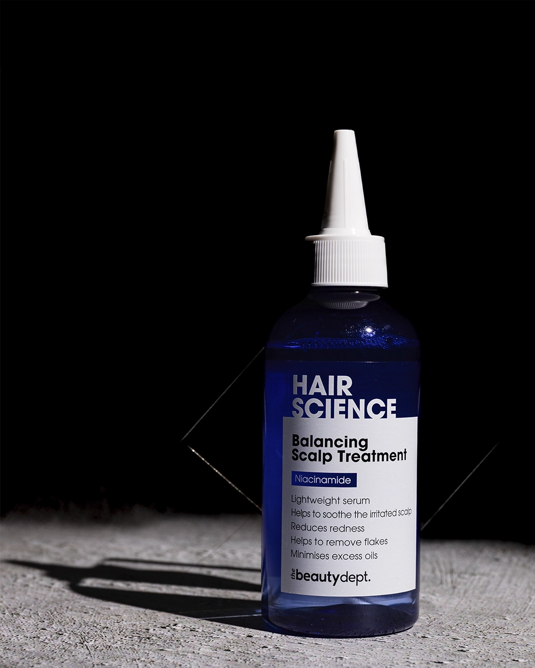 Sérum Hair Science Beautydept, traitement équilibrant cuir chevelu, flacon bleu, fond noir