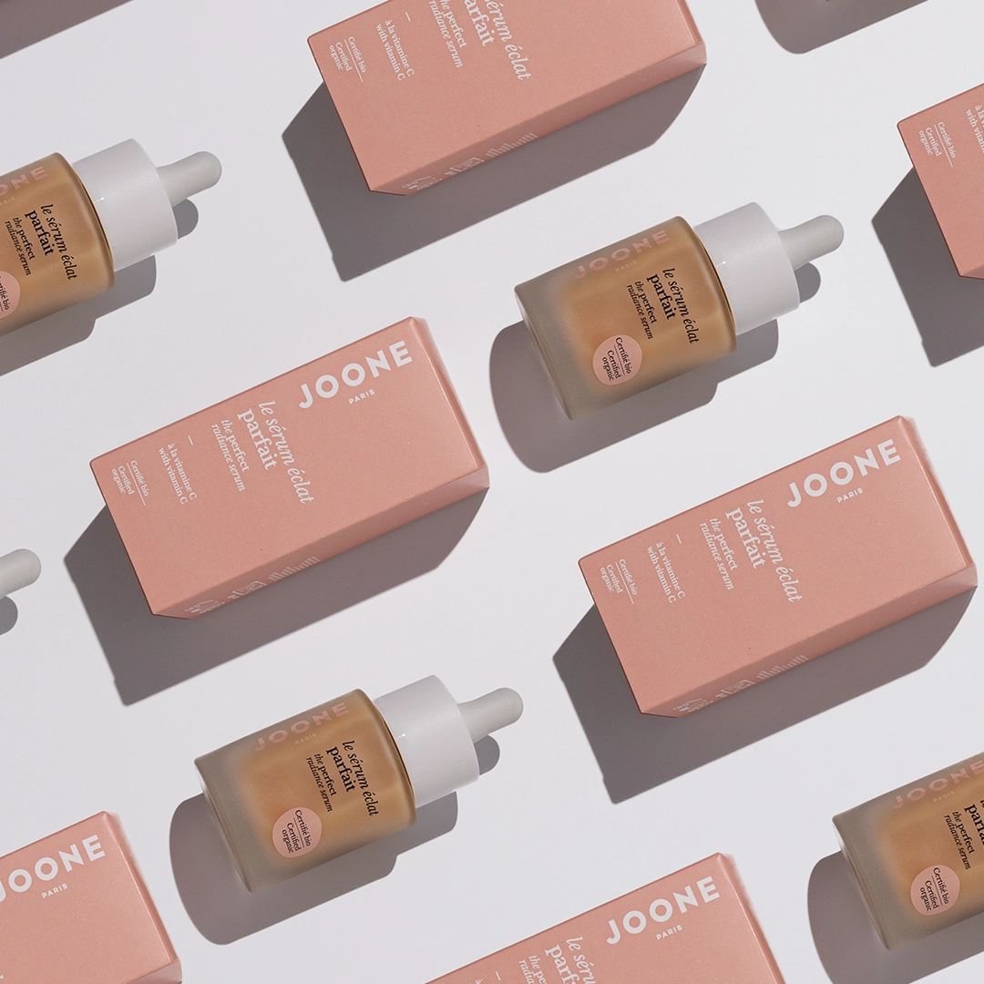 Flacons Joone sérum huile visage, packaging rose corail, composition répétitive, ombres graphiques