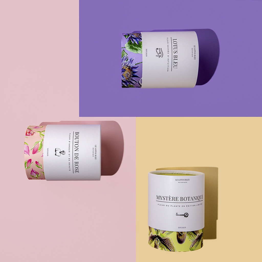 Photo packshot créatif : boîtes Lotus Bleu sur fonds colorés, photographie produit beauté e-commerce