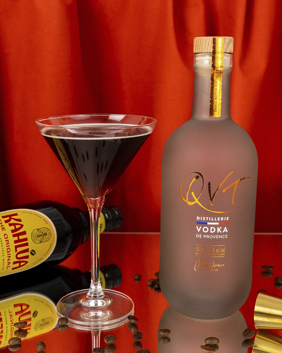 Cocktail espresso martini avec vodka QVT et Kahlua, ambiance bar chic, photo produit lifestyle