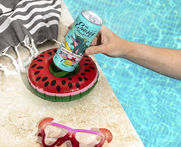 Boisson The Energy Drink pastèque, main, bouée gonflable, bord de piscine, ambiance été fun
