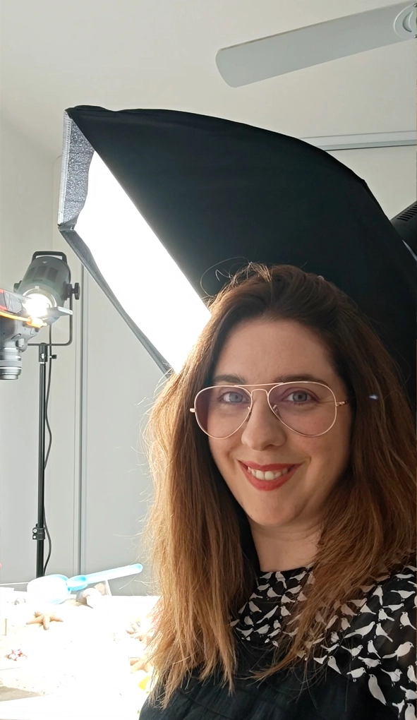 Charlène, photographe produits à Saint-Raphaël, en studio avec éclairage professionnel