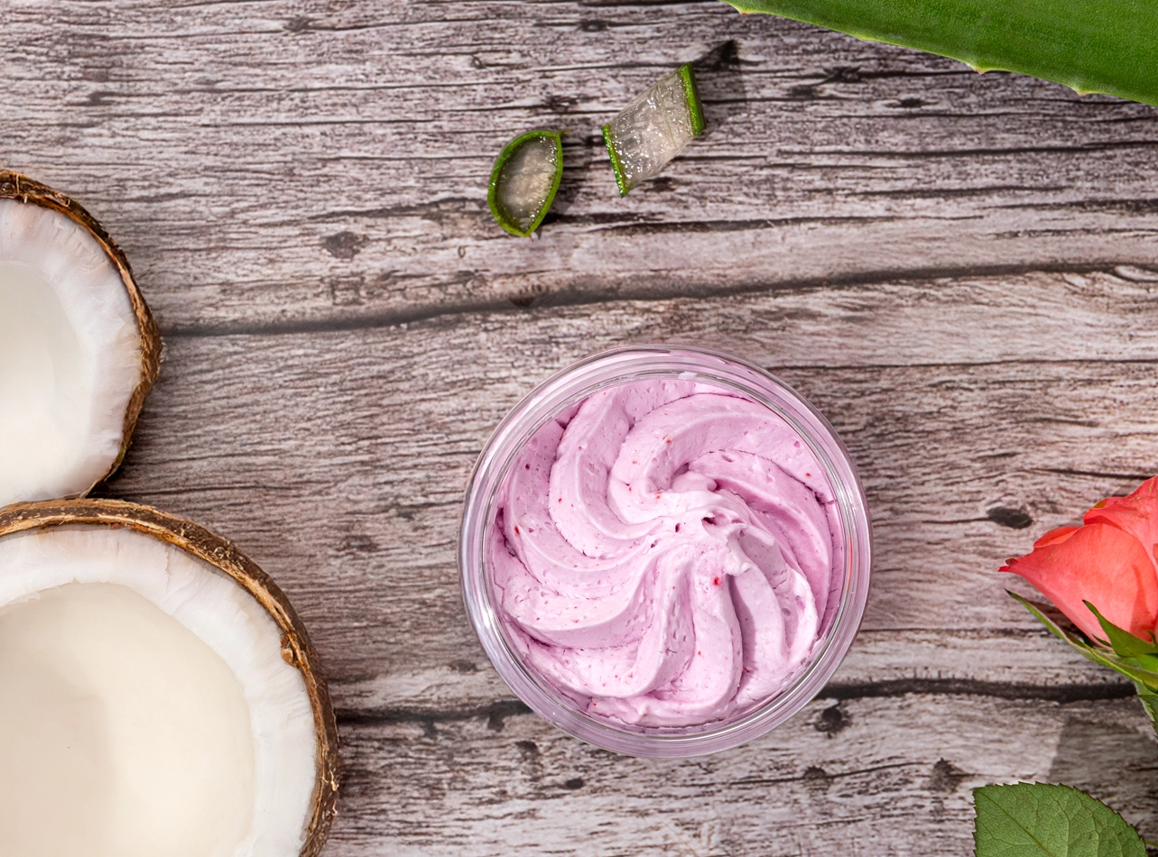Photo flatlay chantilly à la rose, coco, aloe vera, bois, rose fraîche, branding cosmétique naturel.