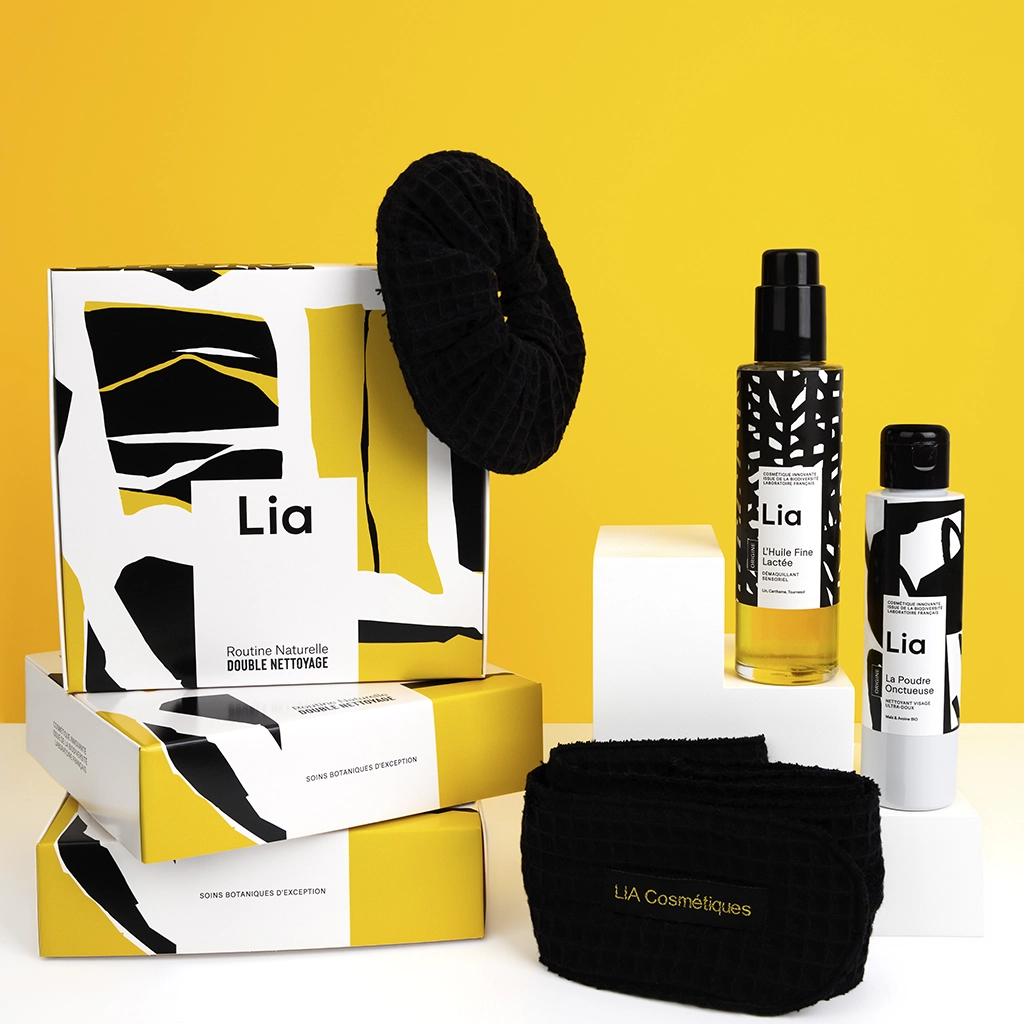 Coffrets et produits Lia Cosmétiques, accessoires noirs, fond jaune, routine beauté naturelle