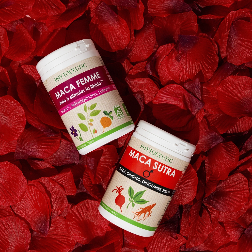 Compléments Maca Femme, MacaSutra Phytoceutic posés sur lit de pétales rouges, ambiance passion