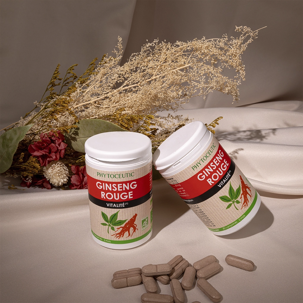 Complément Ginseng Rouge Phytoceutic, deux pots et comprimés, fleurs séchées, texture satin.
