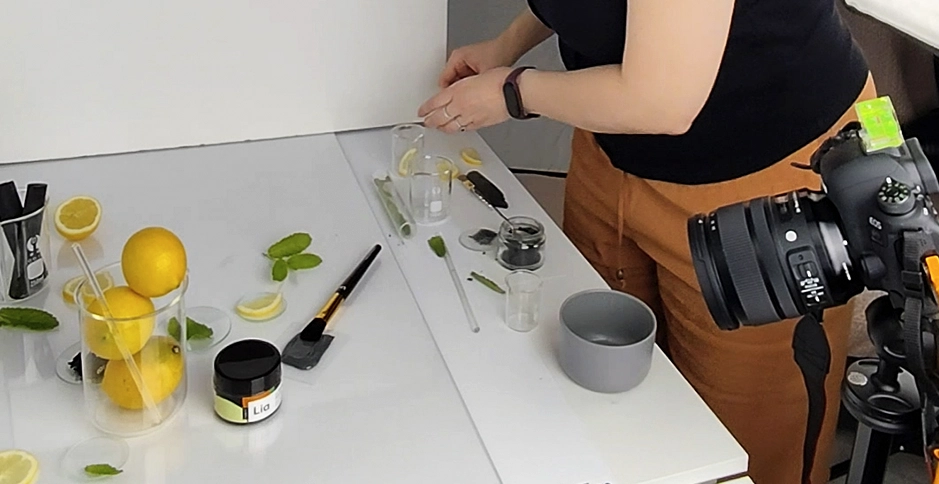 Making of shooting photo produit : mise en scène, citrons, accessoires et photographe au travail