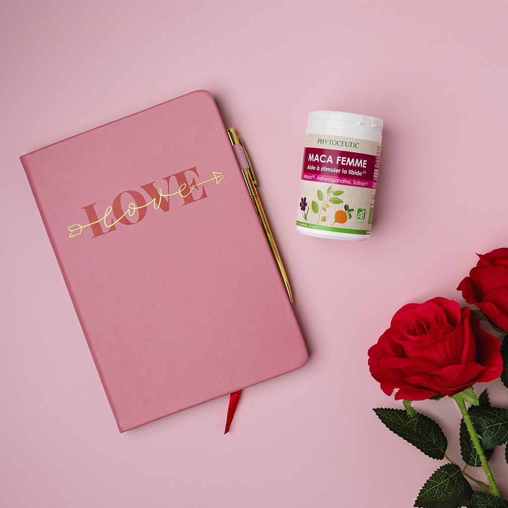 Complément Maca Femme Phytoceutic, carnet rose LOVE, roses rouges sur fond rose, ambiance bien-être