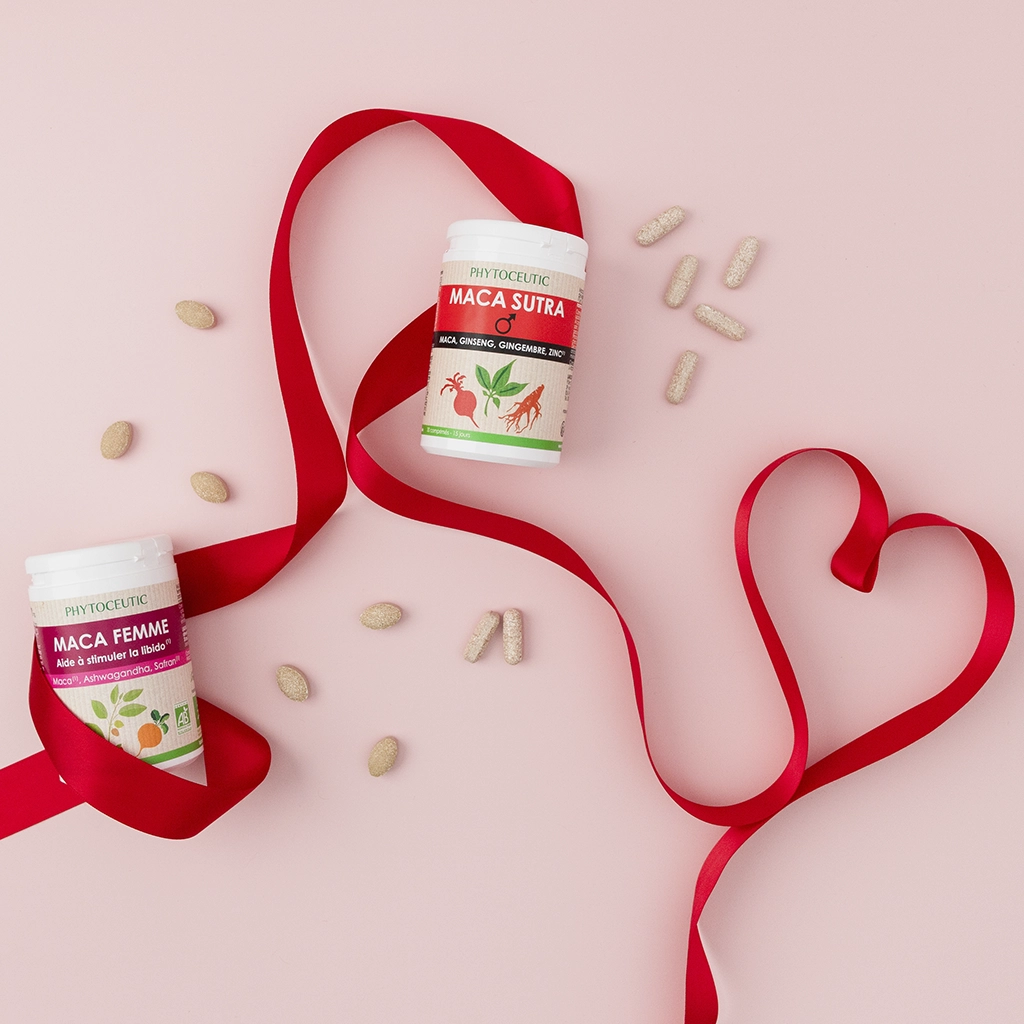 Compléments à base de maca Phytoceutic, ruban cœur rouge, gélules, fond rose ambiance Saint-Valentin