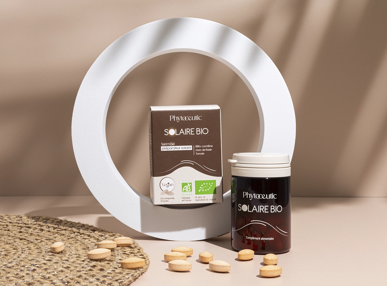Solaire Bio Phytoceutic, packaging étui et pot, cercle blanc, comprimés, décor été design.