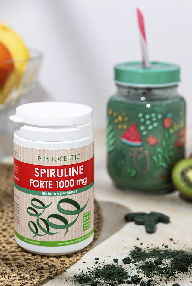 Spiruline Forte 1000 Phytoceutic, poudre verte, smoothie vert et fruits, mise en scène naturelle.