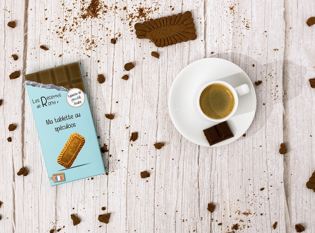 Pause espresso et chocolat, tablette spéculoos Recettes de Rony, biscuit, café - fond bois clair