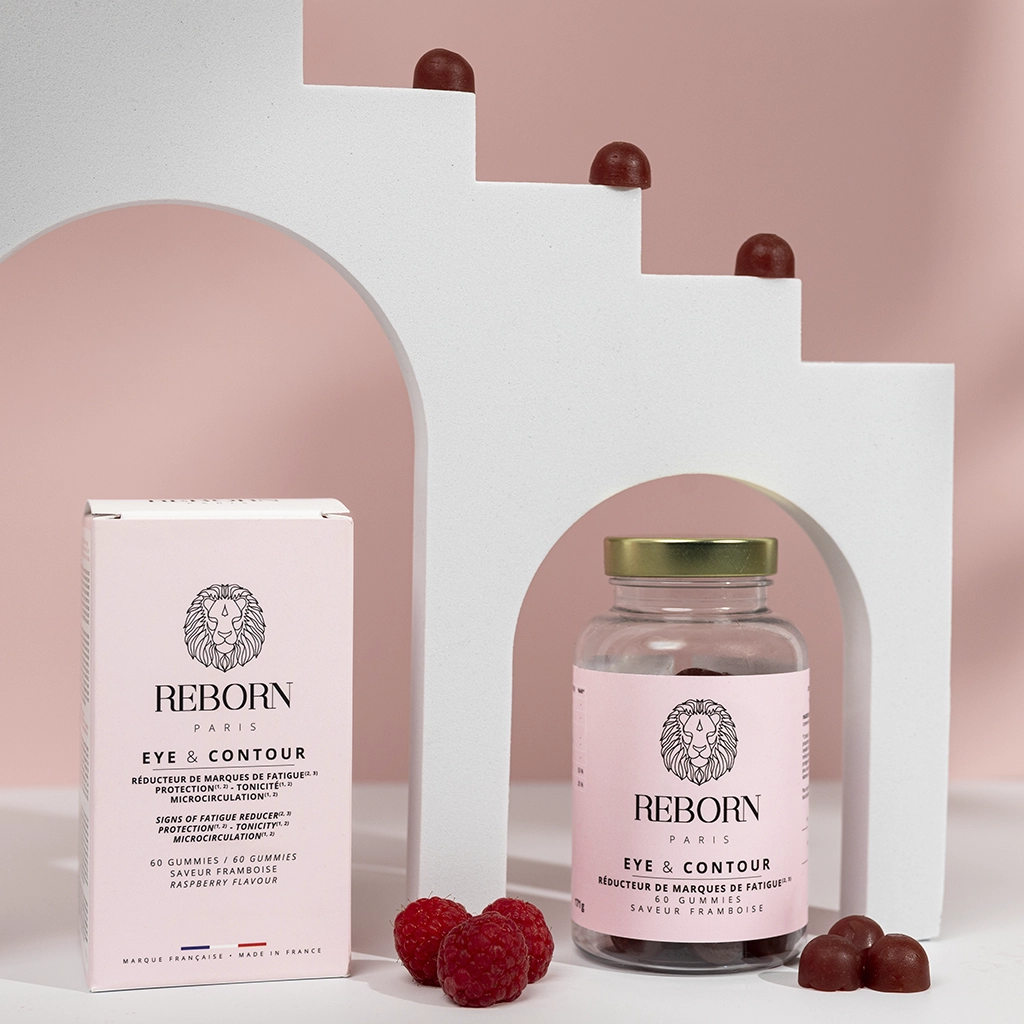Compléments Reborn Eye & Contour, boîte et pot roses, framboises fraîches, décor escalier blanc.