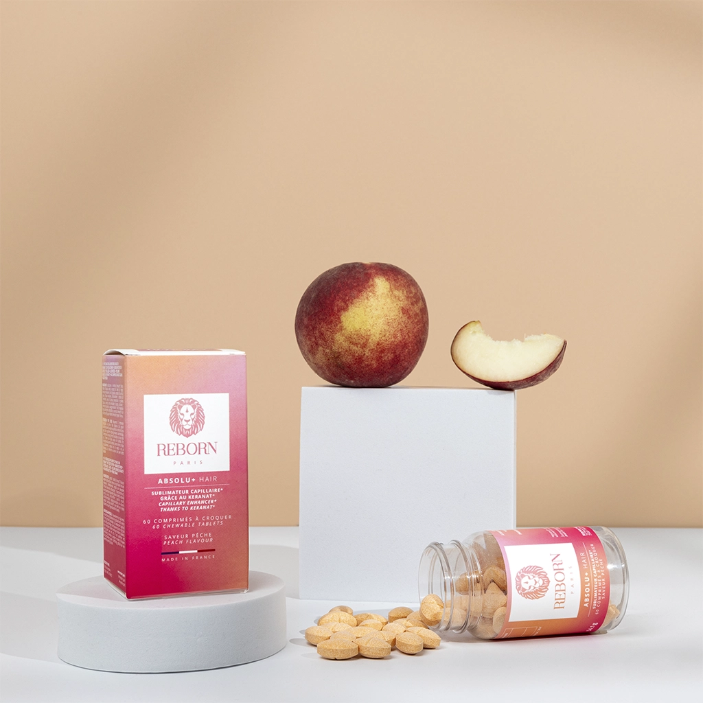 Compléments alimentaires Reborn Paris avec pêche fraîche en mise en scène minimaliste professionnelle.