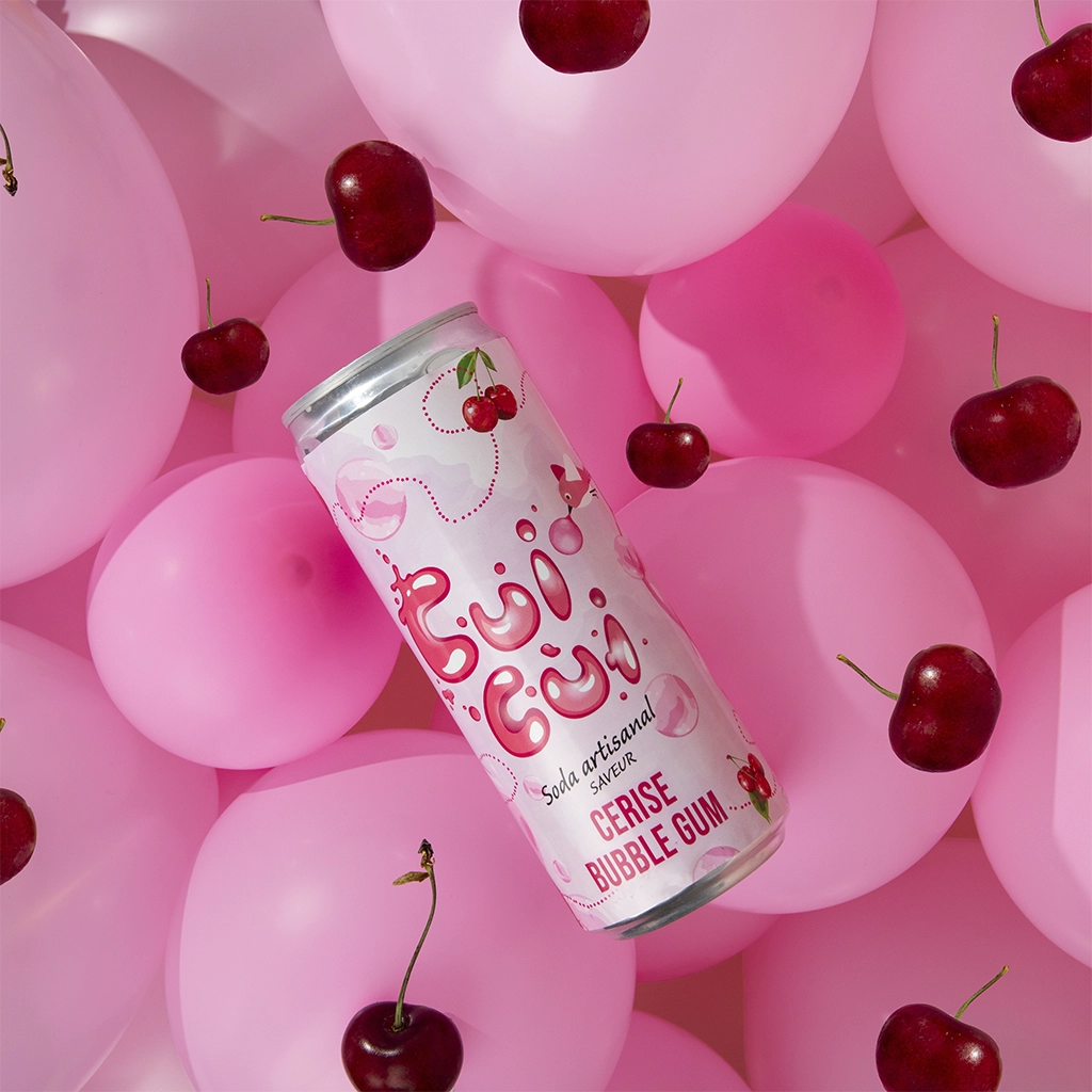 Canette soda Cui cui Cerise bubble gum avec cerises fraîches et ballons roses.