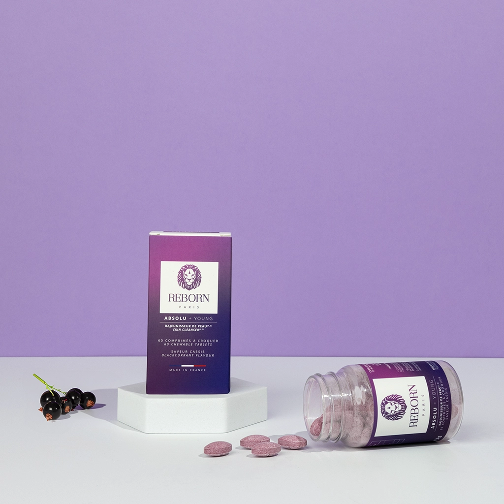 Compléments Reborn Absolu+ Young, boîte violette et pot renversé, cassis, fond lavande.