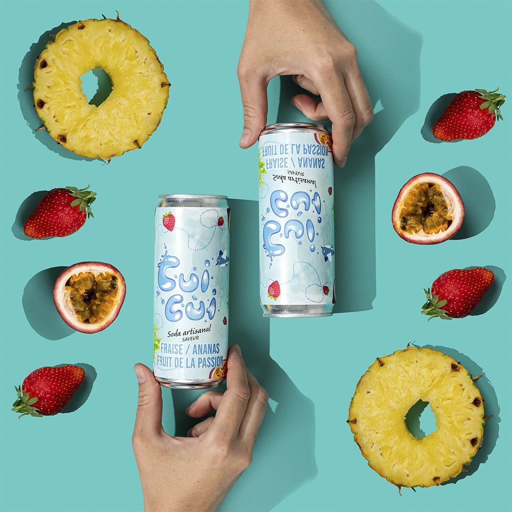Mains tenant sodas Cui Cui fruits exotiques avec ananas, fraises et fruits de la passion.